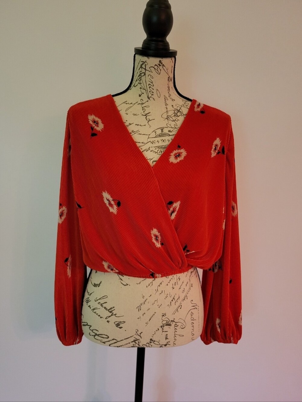ASTR The Label V-neck Pleated Long Sleeve Surplice Blouse Red Floral Size S